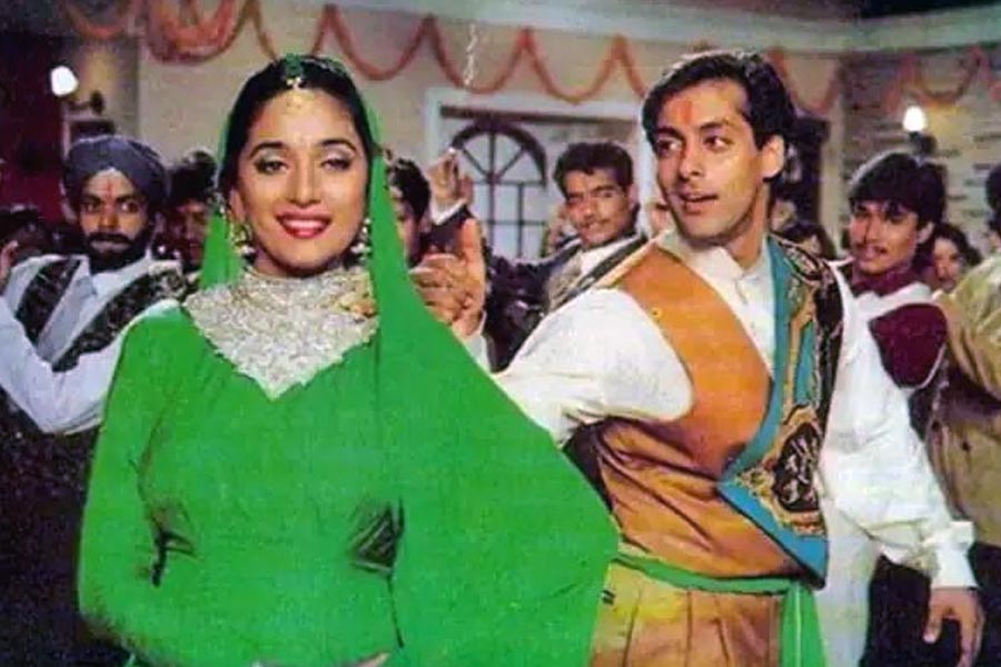 Meet the bollywood actress whose consecutive eight pictures got flopped, gave first 200 crore hit