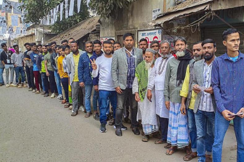 আমেরিকা, ইউরোপীয় ইউনিয়ন এবং অন্যান্য দেশের পর্যবেক্ষকেরা এ দিন বিভিন্ন ভোটকেন্দ্র ঘুরে দেখে ভোটের প্রক্রিয়া নিয়ে সন্তোষ প্রকাশ করেছেন— যার ফলে আরও স্বস্তির শ্বাস ফেলেছেন শেখ হাসিনা।