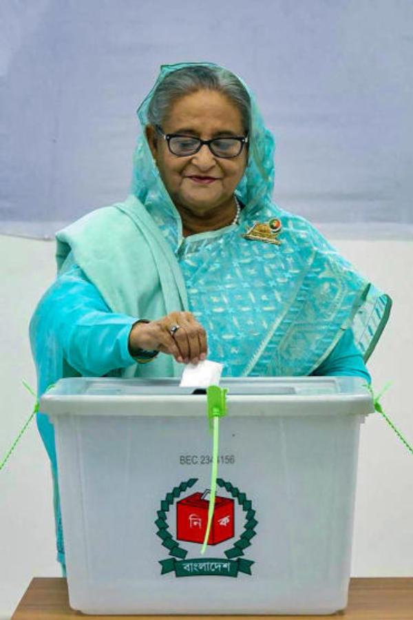 গোপালগঞ্জ-৩ (টুঙ্গিপাড়া-কোটালিপাড়া) আসনে প্রধানমন্ত্রী শেখ হাসিনা পেয়েছেন ২ লক্ষ ৪৯ হাজার ৯৬২ ভোট। তাঁর সব চেয়ে কাছের প্রতিদ্বন্দ্বী আবুল কালাম ৪৬০টি ভোট পেয়েছেন। দু’দিন আগে টুঙ্গিপাড়ায় স্থানীয় এক যুবকের কাছে শেখ হাসিনার প্রতিদ্বন্দ্বীপ্রার্থীদের নাম ও ডেরার খোঁজ করায়, তাঁর তো হাসিই থামে না। পরে জানালেন, সকলেই তো পরিচিতমুখ, দেখুন হাসিনার হয়েই প্রচার করেছেন কোথাও!