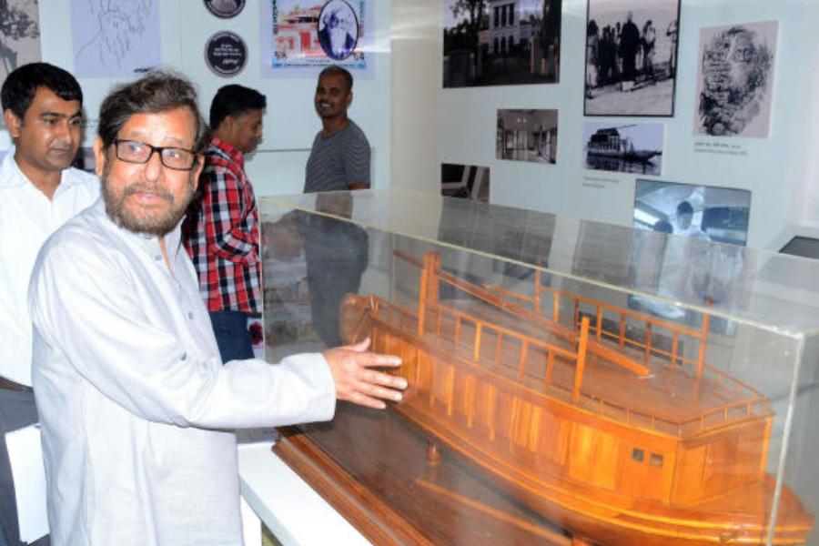 প্রায় একই কথা আরও এক জনের সম্পর্কে বলেন উত্তরের সুদূর নীলফামারিতে ভোট দিতে যাওয়ার জন্য তোড়জোড় করা ঢাকার এক বাসিন্দা সাইফুল। তাঁর কথায়, “নুর ভাই (আসাদুজ্জামান নুর)-কে ভোটটা না দিলে অবিচার হবে, তা সে যত কষ্টই হোক। বিএনপি-র লোকেরাও তাঁকে ভোট দেবে।” বিপুল ভোটে জিতেছেন ‘নুর ভাই’, বর্ষীয়ান তোফায়েল আহমেদ, আমির হোসেন আমু-ও। 