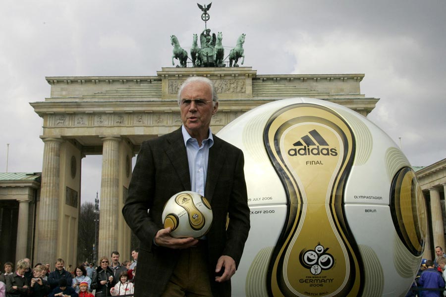 ‘জাবুলানি’ বল হাতে বেকেনবাওয়ার।