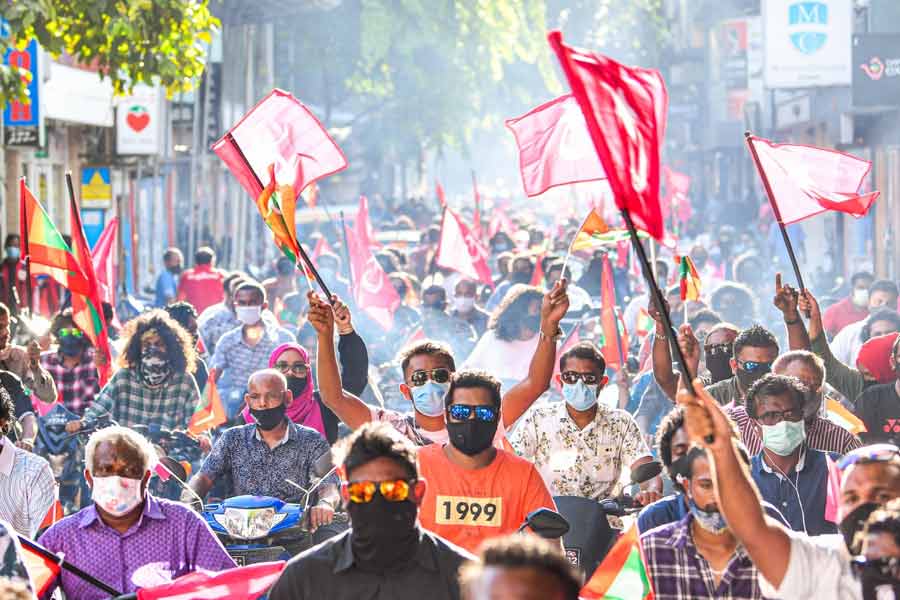 মলদ্বীপের নাগরিকদের একাংশও ভারত এবং মোদীকে নিয়ে মন্তব্যের কারণে নিজের দেশের সরকারের প্রতি ক্ষোভপ্রকাশ করেছেন। মন্ত্রীদের মন্তব্যের সমালোচনা করে সরব হয়েছেন তাঁরা। 