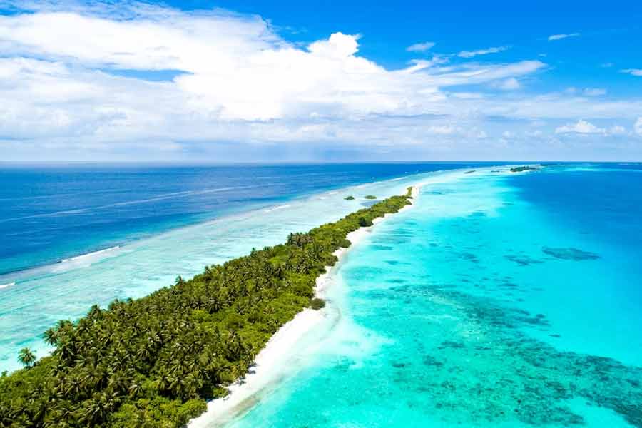 সমাজমাধ্যমে মলদ্বীপের মন্ত্রীদের, পাকিস্তানের মন্ত্রীদের সঙ্গেও তুলনা করেছেন দ্বীপরাষ্ট্রের বাসিন্দাদের কেউ কেউ।  