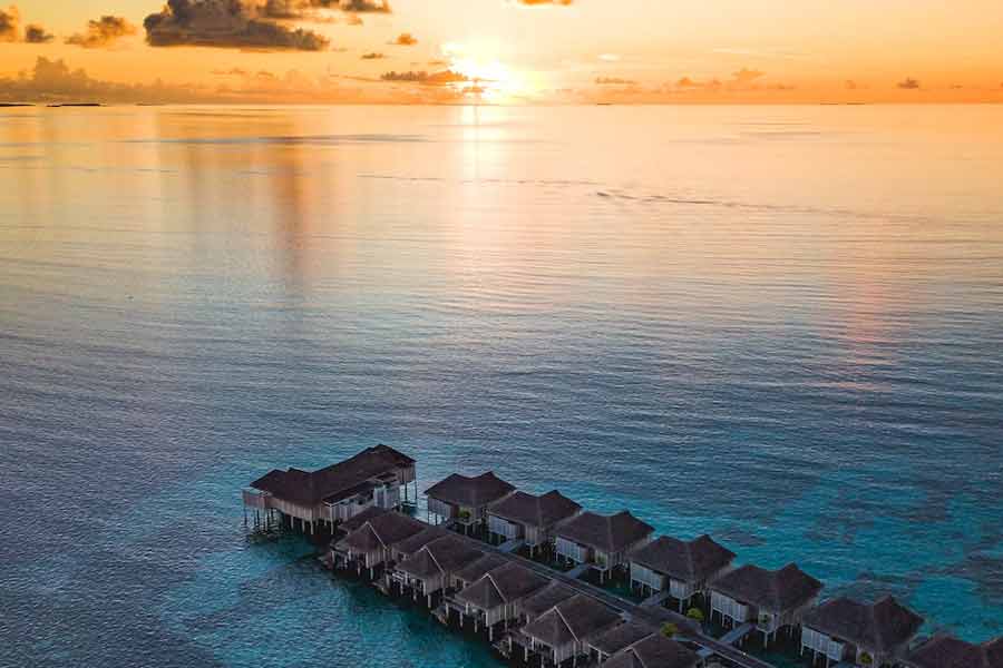 দেশের পর্যটন ব্যবসাকে বিপদের মুখে পড়তে দেখে তড়িঘড়ি ‘ড্যামেজ কন্ট্রোল’ করতে নেমে পড়েছে মলদ্বীপ সরকার। ভারতীয়রা মলদ্বীপে ঢুঁ মারা বন্ধ করে দিলে দেশের অর্থনীতি বিপদের মুখে পড়তে পারে ভেবে ভুল শোধরানোর চেষ্টা শুরু করেছে মলদ্বীপের সরকার। কারণ মলদ্বীপের অর্থনীতি অনেকটাই পর্যটন নির্ভর। সারা বছর ভারতীয় পর্যটকদের ভিড় লেগেই থাকে ভারতের দক্ষিণ-পশ্চিমে ভারত মহাসাগরের উপরে অবস্থিত ছোট্ট দ্বীপরাষ্ট্রে।