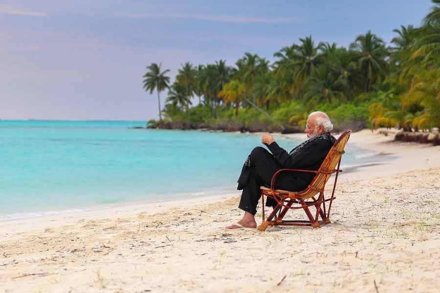 কিন্তু বিতর্কের সূত্রপাত কোথায়? সম্প্রতি লক্ষদ্বীপ সফরে গিয়েছিলেন প্রধানমন্ত্রী নরেন্দ্র মোদী। প্রশাসনিক অনুষ্ঠানের পাশাপাশি কেন্দ্রশাসিত দ্বীপরাজ্যের সমুদ্রসৈকতেও অনেকটা সময় কাটিয়ে এসেছেন প্রধানমন্ত্রী। ফিরে এসে সেই সফরের স্মৃতিচারণাও মোদী করেছেন। সফরে কাটানো মুহূর্তের প্রচুর ছবিও তিনি সমাজমাধ্যমে পোস্ট করেছেন।