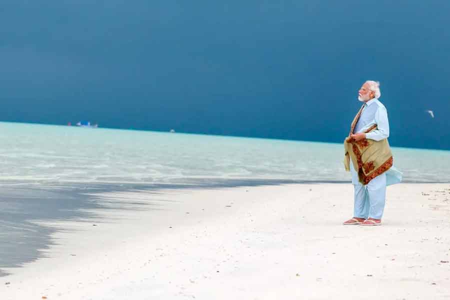 অভিযোগ, প্রধানমন্ত্রী ছবিগুলি সমাজমাধ্যমে পোস্ট করার পর মলদ্বীপ সরকারের তিন মন্ত্রী মরিয়ম শিউনা, মালশা শরিফ এবং মাহজ়ুম মাজিদ সেই ছবিগুলি নিয়ে অপমানজনক মন্তব্য করেছেন। প্রধানমন্ত্রীকে ‘জোকার’ এবং ‘ইজ়রায়েলের ক্রীড়নক’ বলেও অপমান করা হয়েছে। কটাক্ষ করা হয়েছে ভারতীয় সংস্কৃতি নিয়েও। এর পরেই বিতর্কের মুখে পড়েন ওই তিন মন্ত্রী এবং মলদ্বীপ সরকার। বিতর্কের মুখে পড়ে নিজেদের পোস্টগুলিও মুছে ফেলেন তাঁরা। সেই সব পোস্টের ছবি (স্ক্রিনশট) সমাজমাধ্যমে ঘুরছে। যদিও সেগুলির সত্যতা যাচাই করেনি আনন্দবাজার অনলাইন।