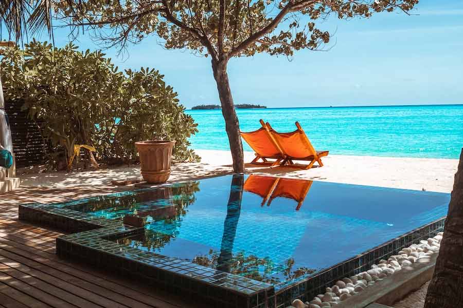  বিতর্ক শুরু হতেই ভারত এবং প্রধানমন্ত্রীর পাশে দাঁড়িয়েছেন অক্ষয় কুমার, সচিন তেন্ডুলকর, সলমন খান, কঙ্গনা রানাউত, জন আব্রাহাম, শ্রদ্ধা কপূর, হার্দিক পাণ্ড্যের মতো তারকারা। মলদ্বীপ যেতে বারণ করার পাশাপাশি, দেশবাসীকে ভারতীয় দ্বীপগুলি অন্বেষণ করার বার্তাও দিয়েছেন তাঁরা।