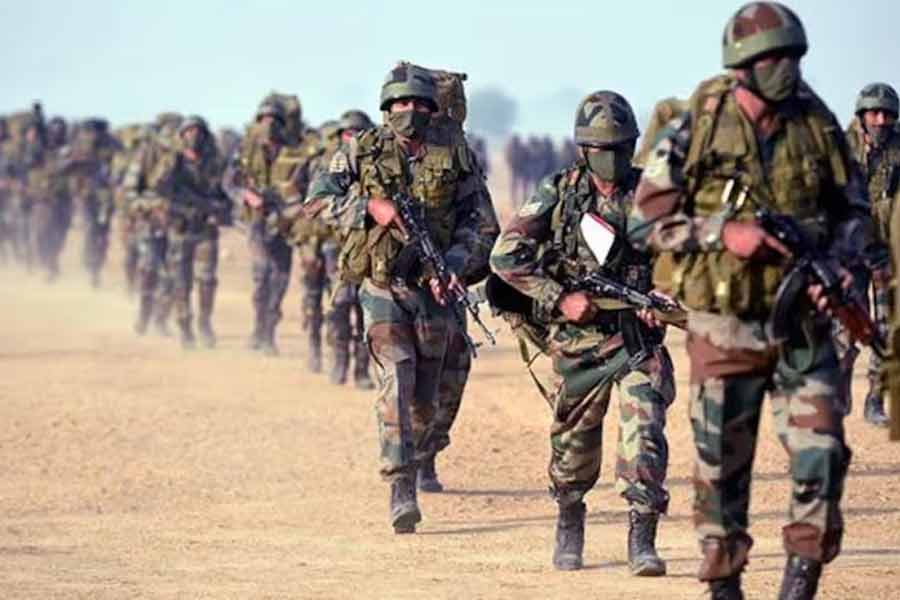 মলদ্বীপের বিভিন্ন গুরুত্বপূর্ণ প্রশাসনিক এবং শিল্পক্ষেত্রের নিরাপত্তার দায়িত্বে ছিল ভারতীয় সেনা। দূরবর্তী দ্বীপগুলিতে ওষুধ এবং ত্রাণ পাঠাত ভারতীয় বায়ুসেনার হেলিকপ্টারগুলি। কিন্তু সম্প্রতি ভারতকে সেই সেনা সরিয়ে ফেলার বার্তা দেয় মুইজ়ু সরকার। ভারতীয় সেনা অপসারণের বিষয়ে মোদী সরকারকে অনুরোধ জানানোর পর ভারতের সঙ্গে ৪ বছরের পুরনো একটি চুক্তিও বাতিল করেছে মলদ্বীপের নতুন সরকার।