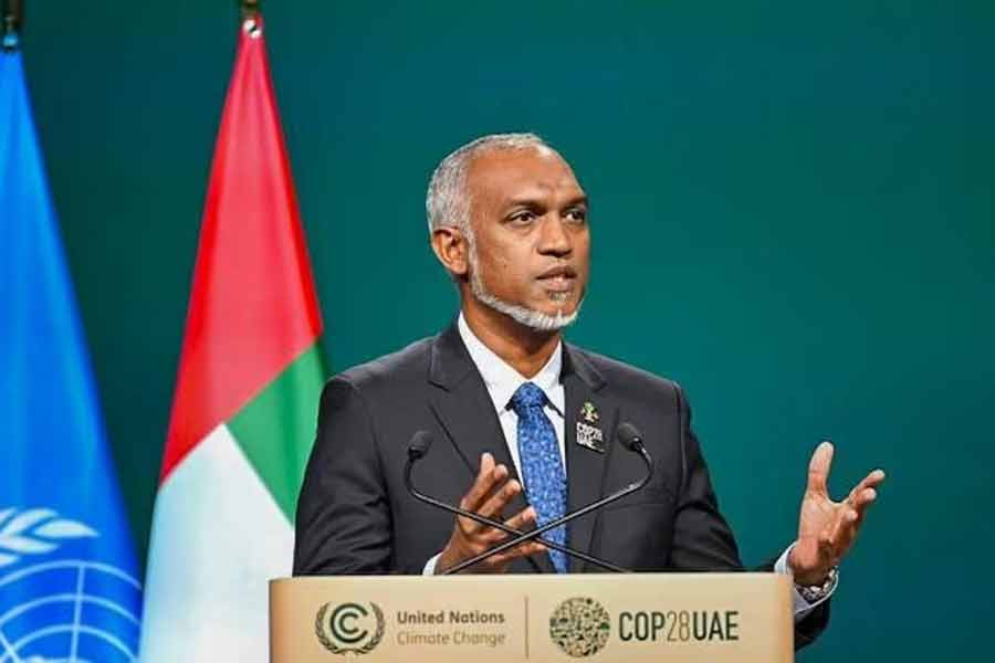 মুইজ়ুর এই ‘ইন্ডিয়া আউট’ নীতিকে মলদ্বীপের কূটনৈতিক অবস্থানে বড়সড় পরিবর্তনের সূচক বলে মনে করছেন আন্তর্জাতিক রাজনীতির বিশেষজ্ঞদের একাংশ। ভারত-ঘনিষ্ঠতা এড়িয়ে সম্প্রতি নতুন বন্ধু খোঁজার চেষ্টাও নাকি করছে মলদ্বীপ। গণতন্ত্রের রাস্তা ধরে পথচলা শুরু করার পর মলদ্বীপের সব প্রেসিডেন্টেরই প্রথম গন্তব্য হয়েছে ভারত। এমনকি, ভারত-বিরোধী বলে পরিচিত প্রেসিডেন্টরাও শপথ নেওয়ার পর প্রথম বিদেশ সফরে ভারতেই এসেছেন। কিন্তু মুইজ়ু সেই নিয়ম ভেঙে দিয়েছেন।