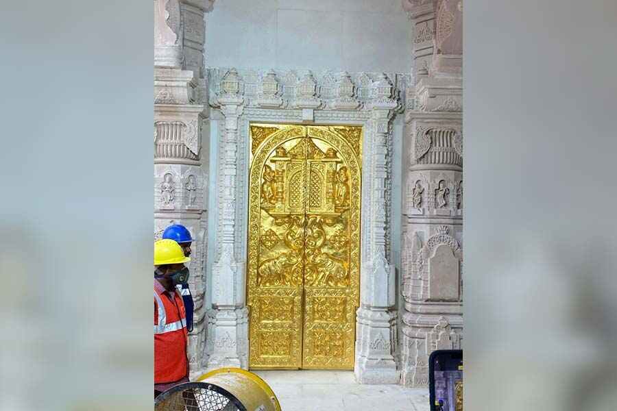 ২২ জানুয়ারি আনুষ্ঠানিকভাবে উদ্বোধন হতে চলেছে রামমন্দিরের। এক দিকে এলাহি ভোগের আয়োজন, অন্য দিকে চোখ ধাঁধানো সাজের বাহার। বছরের শুরুতেই প্রচুর চমক অপেক্ষা করছে দর্শনার্থীদের জন্য।