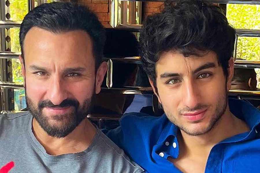 বলিপাড়া সূত্রে খবর, চলতি বছরে ‘সরজমিন’ নামে একটি হিন্দি ছবিতে অভিনয় করতে দেখা যাবে ইব্রাহিমকে। এই ছবিতে একটি গুরুত্বপূর্ণ চরিত্রে অভিনয় করবেন কাজলও।