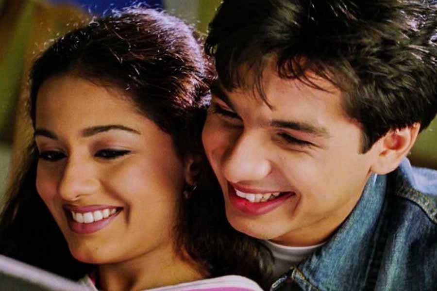 বলি অভিনেতা শাহিদ কপূর অভিনয়ে তাঁর কেরিয়ার শুরু করেছিলেন ‘ইশক ভিশক’ ছবির মাধ্যমে। শাহিদের সঙ্গে এই ছবিতে অভিনয় করেছিলেন অমৃতা রাও। চলতি বছরে এই ছবির সিক্যুয়েল ‘ইশক ভিশক রিবাউন্ড’-এর শুটিং শুরু হওয়ার কথা।