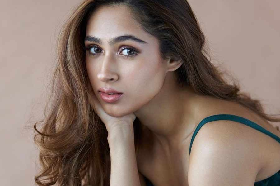 বলিপাড়া সূত্রে খবর, ‘ইশক ভিশক রিবাউন্ড’ ছবির মাধ্যমে হিন্দি ফিল্মজগতে পা রাখতে চলেছেন বলি অভিনেতা হৃতিক রোশনের তুতো বোন পশমিনা রোশন। এই ছবিতে রোহিত শরাফ এবং জিবরান খানের সঙ্গে অভিনয় করতে দেখা যাবে পশমিনাকে। ‘কভি খুশি কভি গম’ ছবিতে শিশু অভিনেতা হিসাবে অভিনয় করেছিলেন জিবরান। 