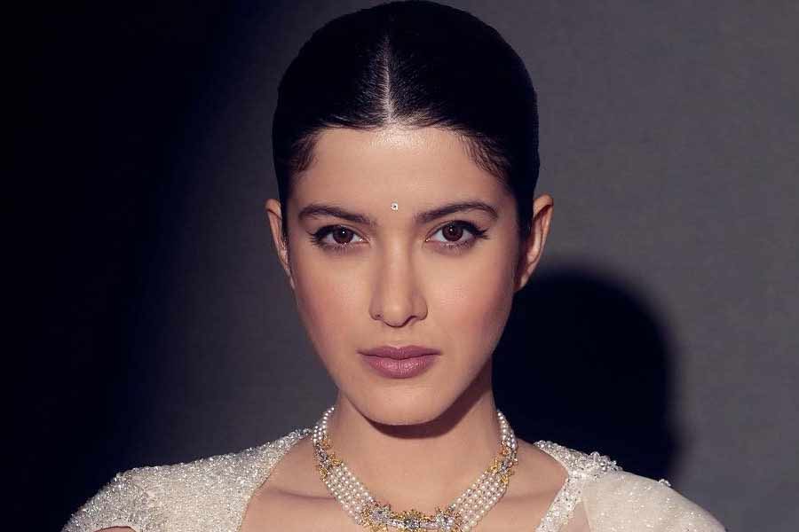 বলিপাড়া সূত্রে খবর, কর্ণ জোহরের প্রযোজনায় ‘বেধড়ক’ ছবিতে অভিনয় করতে দেখা যাবে সঞ্জয়-কন্যা শানায়াকে। এই ছবিতে শানায়ার সঙ্গে অভিনয় করার কথা টেলি অভিনেতা লক্ষ লালবানির।