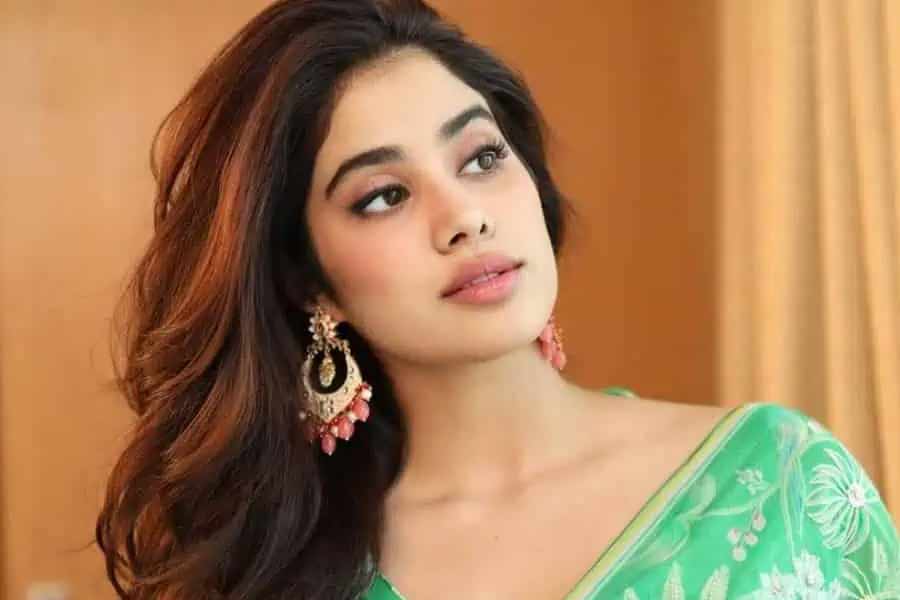 বলিপাড়ায় কানাঘুষো শোনা যায়, বলি অভিনেত্রী জাহ্নবী কপূরের সঙ্গে সম্পর্কে শিখর পাহারিয়া। সম্প্রতি কর্ণ জোহরের টক শোয়েও শিখর এবং জাহ্নবীর সম্পর্ক নিয়ে আলোচনাও হয়। 