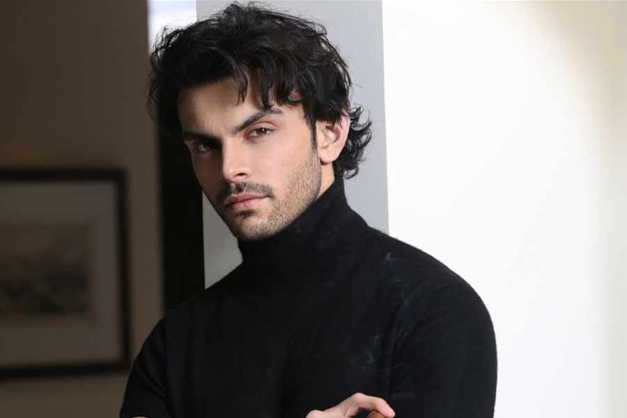 বলিপাড়া সূত্রে খবর, শিখরের ভাই বীর পাহাড়িয়া আত্মপ্রকাশ করতে চলেছেন বড় পর্দায়। ‘স্কাই ফোর্স’ নামের একটি ছবির মাধ্যমে বলিপাড়ায় পা রাখতে চলেছেন বীর। তিনি মহারাষ্ট্রের প্রাক্তন মুখ্যমন্ত্রী সুশীলকুমার শিণ্ডের নাতি। ‘স্কাই ফোর্স’ ছবিতে অক্ষয় কুমার এবং সারা আলি খানের সঙ্গে অভিনয় করতে দেখা যাবে বীরকে।