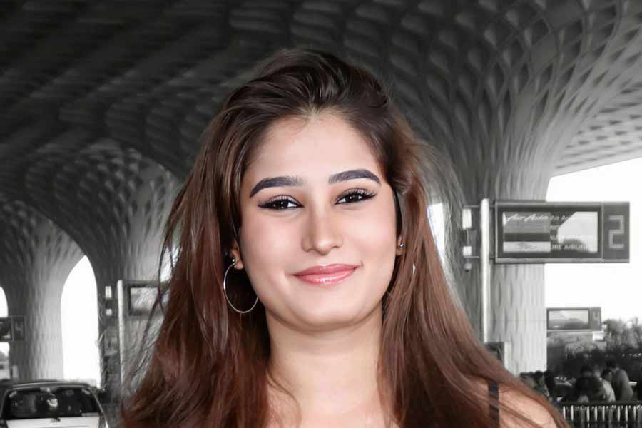 নব্বইয়ের দশকে জনপ্রিয় অভিনেত্রী ছিলেন রবিনা টন্ডন। রবিনার কন্যা রাশা থাডানি বড় পর্দায় পা রাখার আগেই সমাজমাধ্যমে নিজস্ব অনুরাগীমহল তৈরি করে ফেলেছিলেন। বলিপাড়া সূত্রে খবর, ইতিমধ্যেই কেরিয়ারের ঝুলিতে দু’টি ছবি রয়েছে রবিনা-কন্যার।