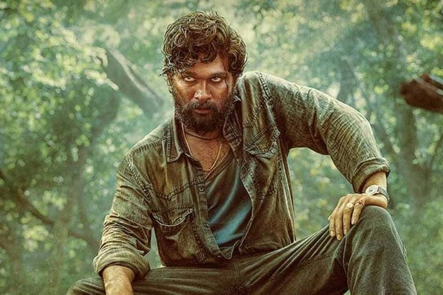 ২০২১ সালে সুকুমারের পরিচালনায় মুক্তি পেয়েছিল ‘পুষ্পা’ ছবির প্রথম পর্ব। অল্লু অর্জুন, রশ্মিকা মন্দনার পাশাপাশি এই ছবিতে নজর কেড়েছিল ফাহাদ ফাসিলের অভিনয়।