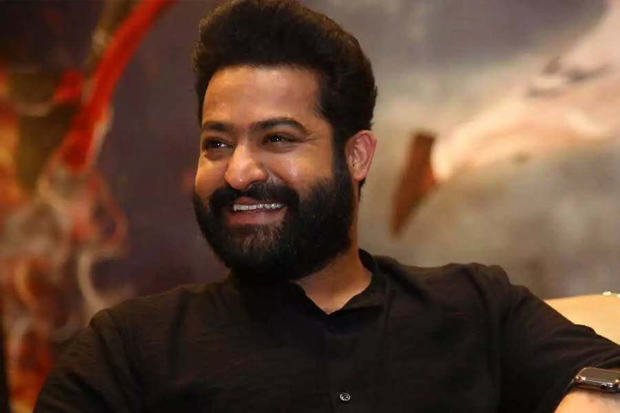 ২০২২ সালে ‘আরআরআর’-এর মতো হিট ছবি দর্শককে উপহার দিয়েছিলেন দক্ষিণী অভিনেতা জুনিয়র এনটিআর। অস্কারের খাতাতেও নাম লিখিয়েছে তাঁর ছবি। চলতি বছরে ‘দেবারা’ নামে একটি তেলুগু ছবিতে অভিনয় করতে দেখা যাবে জুনিয়র এনটিআরকে।