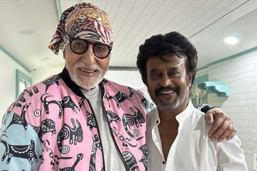 ১৯৯১ সালে মুক্তিপ্রাপ্ত ‘হম’ ছবিতে অমিতাভ বচ্চনের সঙ্গে অভিনয় করতে দেখা গিয়েছিল রজনীকান্তকে। তিন দশক পর আবার একসঙ্গে অভিনয়ের সুযোগ পেয়েছেন দুই অভিনেতা।