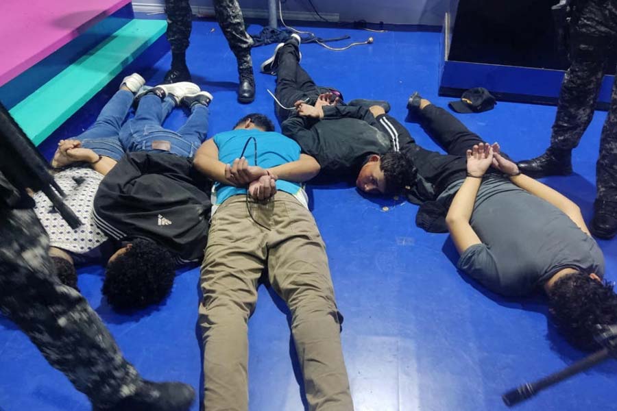 সরকারি টিভি চ্যানেলে চলছিল অনুষ্ঠান। আচমকাই কালো হুডি মাথায় হাতে বন্দুক, ডিনামাইট, গ্রেনেড নিয়ে হুড়মুড় করে ঢুকে পড়ল কয়েক জন। সঙ্গে চ্যানেল উড়িয়ে দেওয়ার, খুন করার হুমকি। অনুষ্ঠান লাটে উঠল। থরহরিকম্প অ্যাঙ্কর এবং অতিথিদের। এই বুঝি প্রাণ যায়!