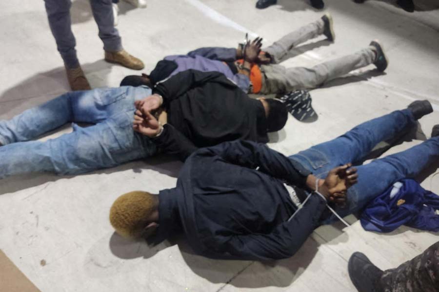 অ্যাঙ্কর-সহ অতিথিদের মেঝেতে হামাগুড়ি দিতে বাধ্য করা হল। এর পরেই চ্যানেলে সংযোগ বিচ্ছিন্ন হয়ে যায়। দক্ষিণ আমেরিকার ছোট দেশ ইকুয়েডরের ভয়াবহ অবস্থা। টিভি চ্যানেলে দুষ্কৃতী তাণ্ডব তারই একটি ছোট্ট উদাহরণ।