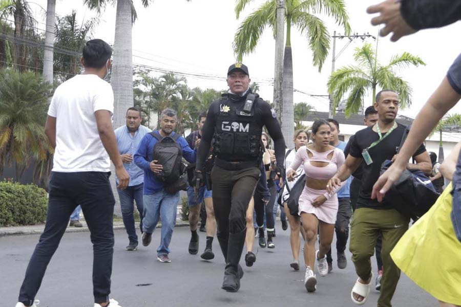 গত সোমবার থেকে লাতিন আমেরিকার ওই দেশে জরুরি অবস্থা জারি হয়েছে। আপাতত তার মেয়াদ ৬০ দিন। আর তারই ‘প্রতিবাদে’ পথে নেমে দিনেদুপুরে রাহাজানি চলছে রমরমিয়ে। বইছে রক্তগঙ্গা। অপহরণের অভিযোগ আর কেউ জানাচ্ছেনই না, পরিস্থিতি এমনই অগ্নিগর্ভ। 