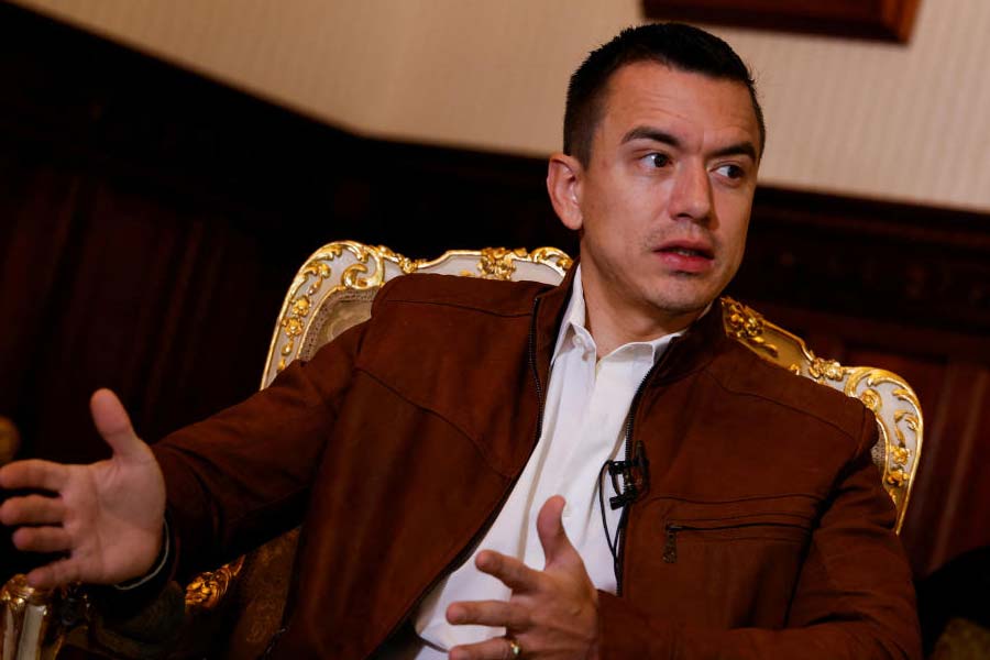 ১৯৮৭ সালের ৩০ নভেম্বর ফ্লোরিডার মিয়ামি উপকূলে জন্ম ড্যানিয়েল রয় গিলক্রিস্ট নোবোয়া আজ়িনের। দেশের সবচেয়ে ধনী আলভারো নোবোয়া এবং ফিজিশিয়ান অ্যানাবেলা আজ়িনের সন্তান ড্যানিয়েল পড়াশোনা করেছেন নিউ ইয়র্ক বিশ্ববিদ্যালয়ে। পড়েছেন হার্ভার্ড এবং জর্জ ওয়াশিংটন ইউনিভার্সিটিতেও।