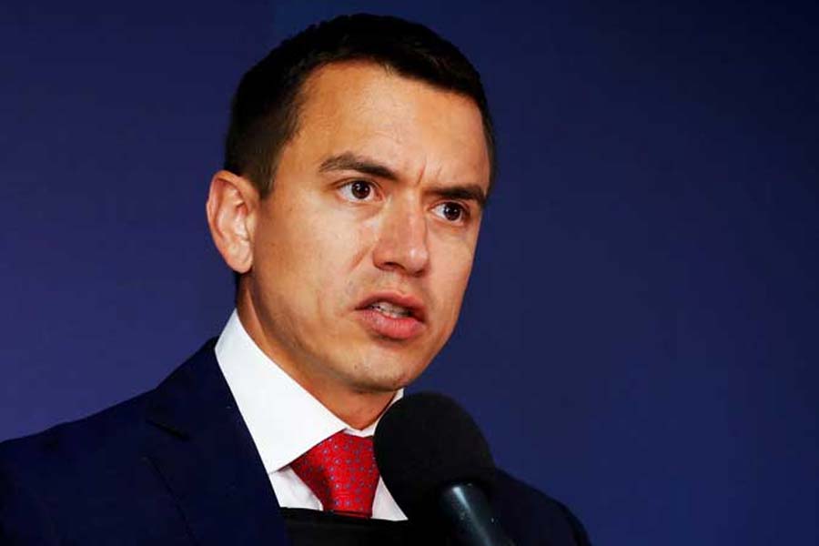 ২০২৩ সালের নভেম্বরে তিনি দেশের প্রেসিডেন্ট হন। শুরু হয় তাঁর সংস্কারের লক্ষ্যে ‘লড়াই’। যে লড়াইয়ের ফলশ্রুতিতেই এখন জ্বলছে পুরো দেশ। অদ্ভুত আঁধারে আচ্ছন্ন ইকুয়েডর। পরিস্থিতি জরিপ করে নোবোয়াকে অভ্যন্তরীণ সামরিক অবস্থা জারি করতে হয়েছে। যা জরুরি অবস্থার সময় বিশেষতম পরিস্থিতিতে জারি করার সংস্থান রয়েছে। 