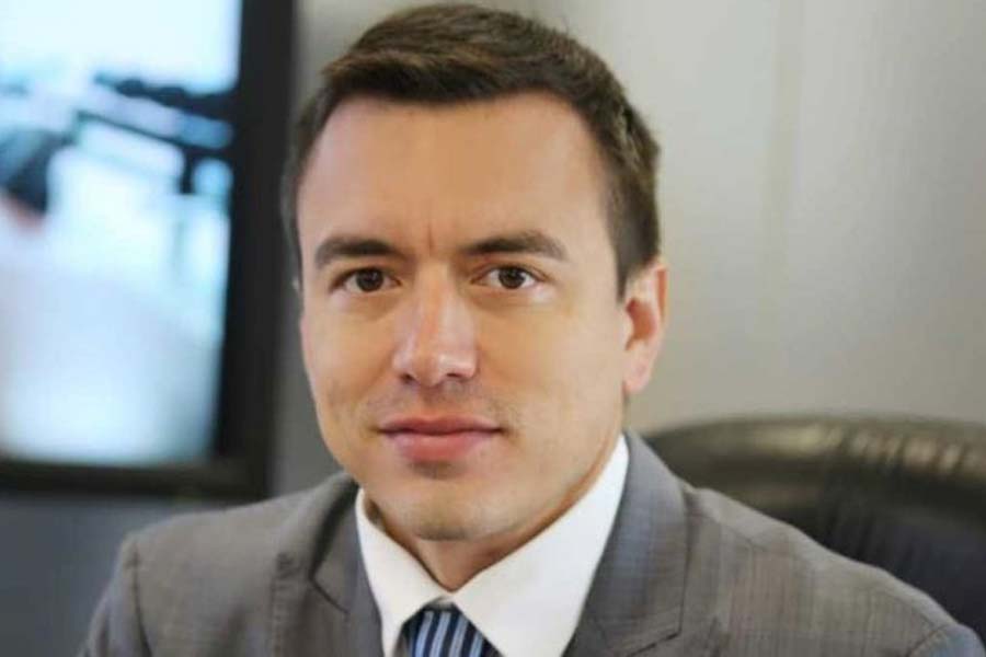  দেশে নিয়মকানুন ফেরাতে যখন মরিয়া প্রচেষ্টা শুরু করেন নোবোয়া, তখনই খোলস ছেড়ে বেরিয়ে আসে দেশের সবচেয়ে ভয়ঙ্কর মাদক পাচারকারী গ্যাং ‘লোস চোনেরোস’। মেক্সিকো এবং কলম্বিয়ার মাদক ব্যবসায়ীদের সঙ্গে সরাসরি যোগাযোগ রেখে ইকুয়েডরে ‘ব্যবসা’ চালায় লোস চোনেরোস।