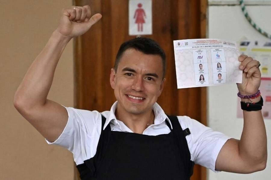 নোবোয়া সংস্কারের ঘোষণা করতেই ঘটে এক মহানাটকীয় ঘটনা। বিপুল নিরাপত্তার বেড়াজাল ভেঙে রাতারাতি জেল থেকে পালিয়ে যান লোস চোনেরোসের প্রধান তথা ইকুয়েডরের সবচেয়ে বিপজ্জনক মাদক ব্যবসায়ী তথা মাফিয়া ডন জোসে আডোলফো মাসিয়াস ওরফে ফিটো।