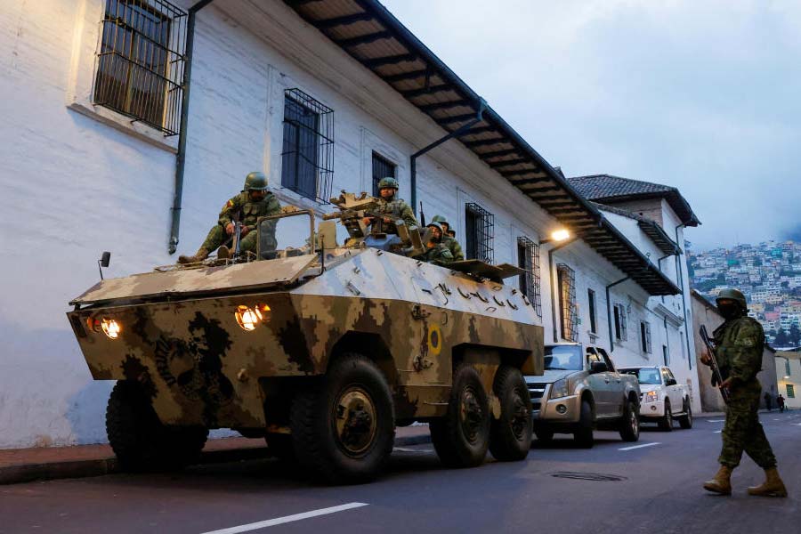 এর পরেই দেশে জরুরি অবস্থা জারি করেন নোবোয়া। তার বিরোধিতা করে রাস্তায় নেমে সরাসরি হিংসার আশ্রয় নেয় মাদক কারবারীরা। তাদের মধ্যে সর্বাগ্রে ফিটোর নেতৃত্বে লোস চোনেরোস। মুহুর্মুহু বিস্ফোরণে কেঁপে উঠছে সে দেশের পথঘাট।