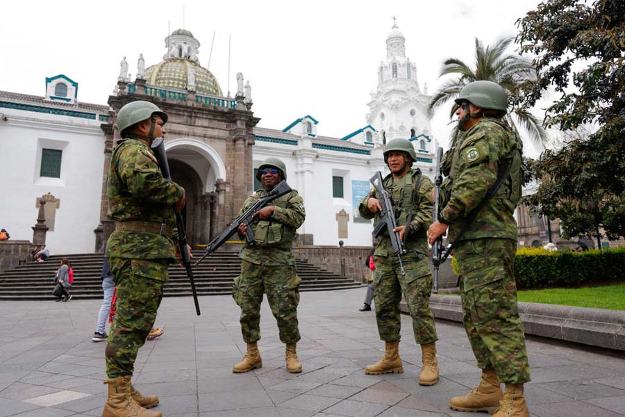 অসংখ্য থানা জ্বালিয়ে দেওয়া হয়েছে। পুলিশের আধিকারিকদের একটি বড় অংশকে অপহরণ করে নিয়েছে দুষ্কৃতীরা। অবশিষ্ট নেই একটি এটিএম কাউন্টারও। গোটা দেশে কার্যত নৈরাজ্য বিরাজ করছে। সোমবার থেকেই নৈশ কার্ফু জারি করেছেন নোবোয়া। কিন্তু দিনের বেলাও হিংসা যেন প্রতি মুহূর্তে বেলাগাম হয়ে উঠছে।