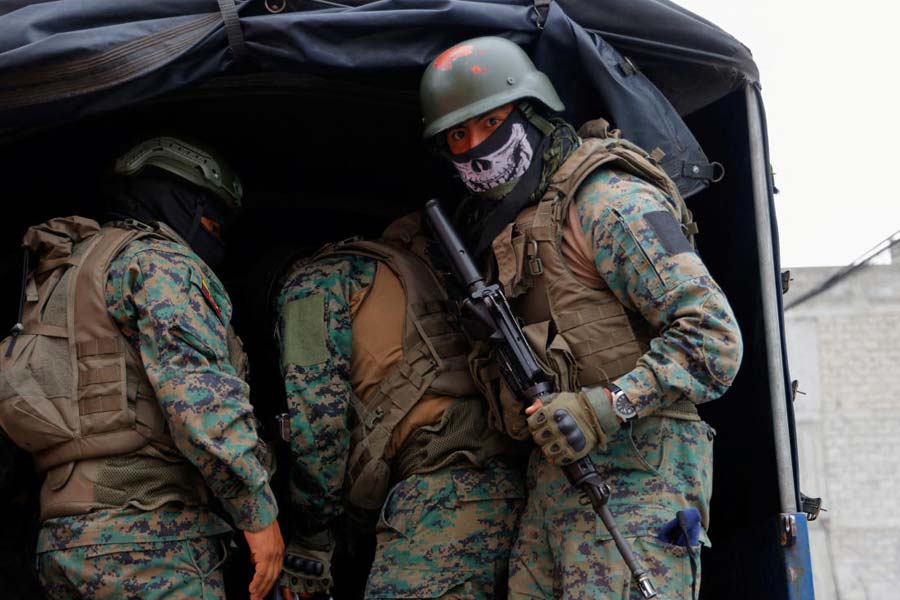 এই পরিস্থিতির ফয়দা তুলতে তৎপর হয়ে উঠেছে মেক্সিকো এবং কলম্বিয়ার বিভিন্ন ড্রাগলর্ড। তাঁরাও নিজেদের মতো করে ইকুয়েডরের বিভিন্ন গ্যাংকে সহায়তা জুগিয়ে যাচ্ছেন। এর ফলে সংঘর্ষ এই বহুমুখী হয়ে উঠেছে ছোট্ট এই দেশে।