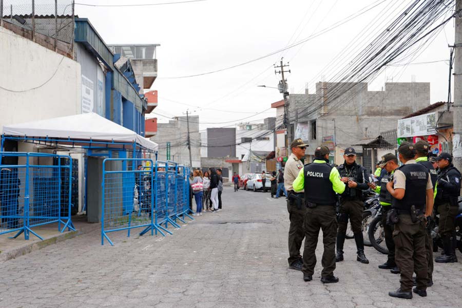 ভৌগোলিক ভাবে কলম্বিয়া এবং পেরুর কোকেন করিডোরের মধ্যে অত্যন্ত গুরুত্বপূর্ণ জায়গায় অবস্থান করে ইকুয়েডর। ফলে এই দেশের মাদক কারবারের নিয়ন্ত্রণ কার হাতে থাকবে, তা নিয়ে মাথাব্যথা ওই দেশগুলিরও। যার পরিণতিতে গত বেশ কয়েক বছর ধরে ইকুয়েডরে লাফিয়ে বাড়ছে খুনজখমের ঘটনা। 