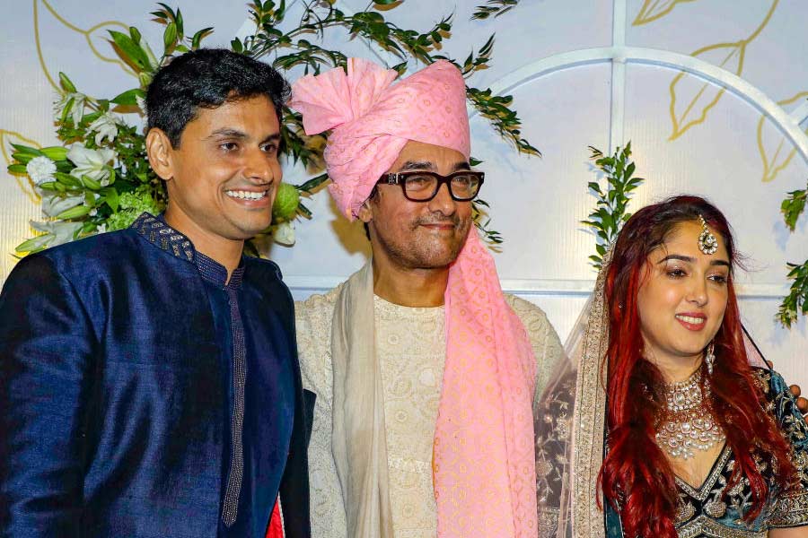 Aamir Khan gets mehendi on his hand as he joins daughter Ira Khan at her wedding festivities