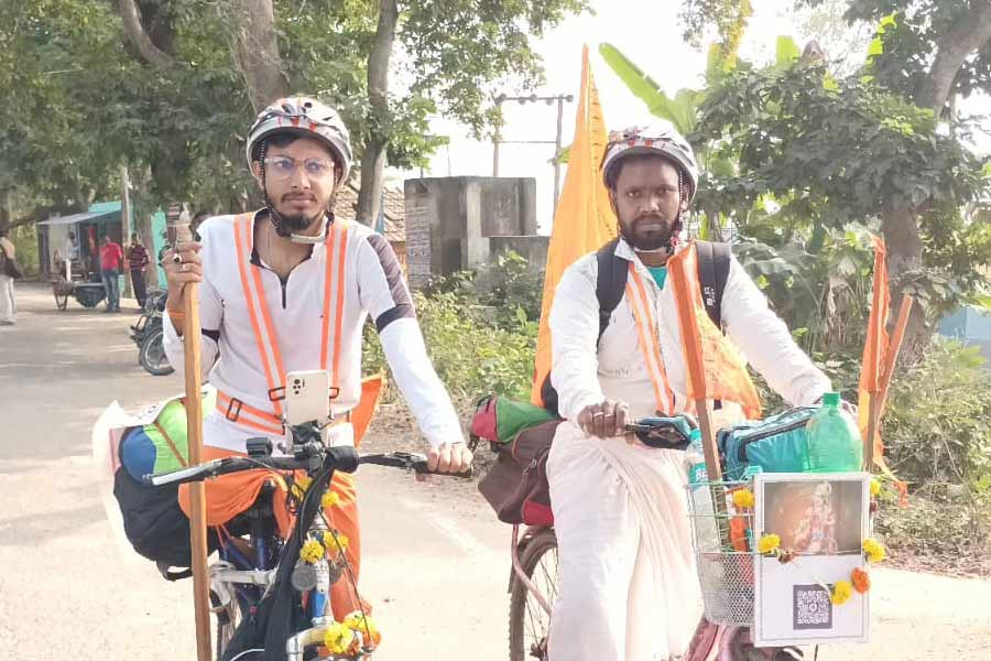 Man who lost one leg in cancer goes Ayodhya from north 24 pargana by bi-cycle with friend