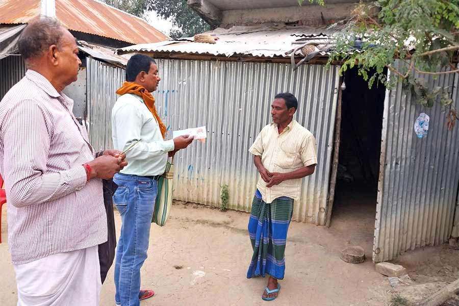 রামমন্দিরের ছবি নিয়ে মানুষের দুয়ারে সঙ্ঘের নেতা, কর্মীরা। মালদহের বামনগোলায়।