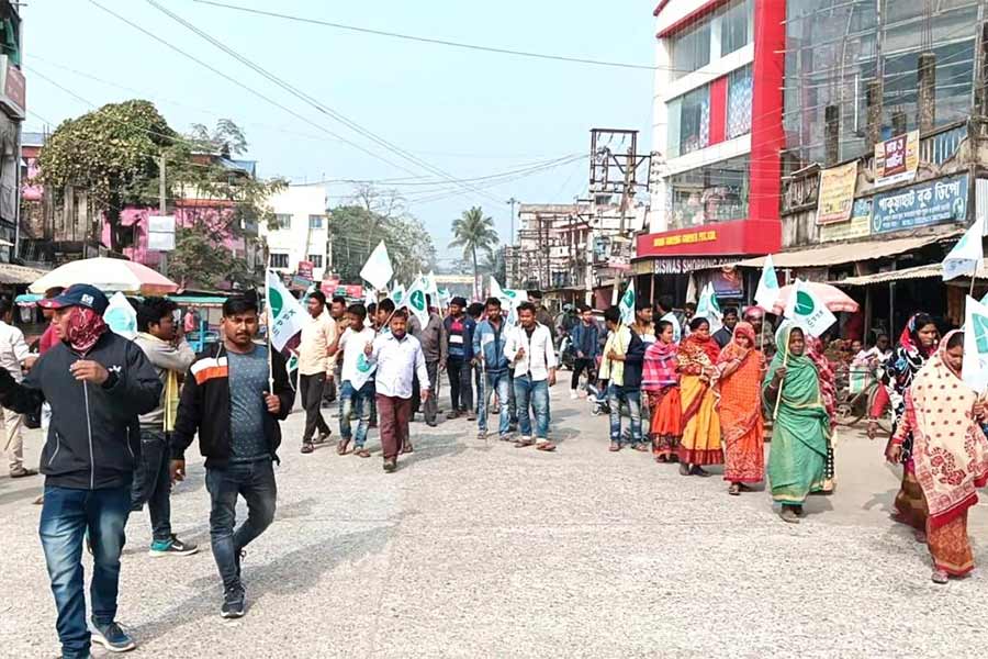 Passengers were in trouble due to Traffic Congestion for KPP bandh at  Pakua