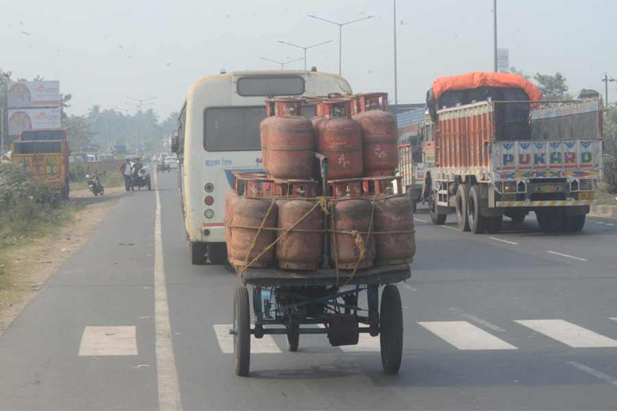 মোটরভ্যানে নিয়ে যাওয়া হচ্ছে সিলিন্ডার। মুম্বই রোডে।