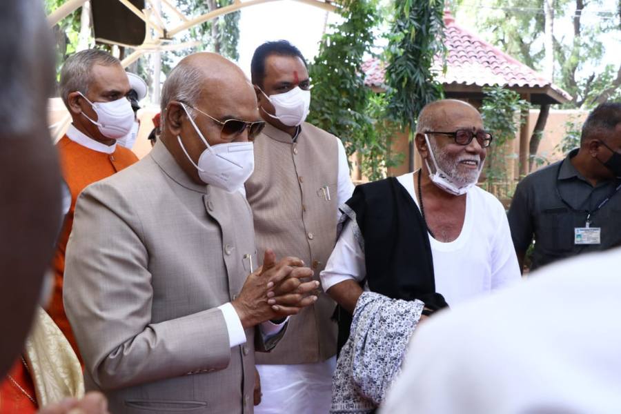 বিদেশে, মূলত আমেরিকা, কানাডা এবং ব্রিটেনে তাঁর যাঁরা অনুগামী রয়েছেন, তাঁদের থেকে এসেছে আরও আট কোটি টাকা। 