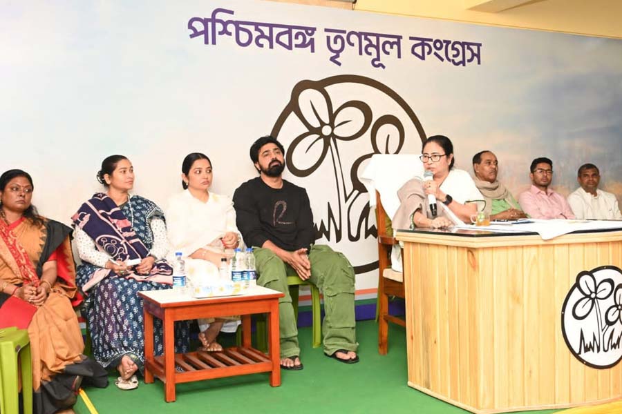 দলীয় বৈঠকে মমতা বন্দ্যোপাধ্যায়। রয়েছেন দেব, অভিষেক বন্দ্যোপাধ্যায়, সুব্রত বক্সীও।