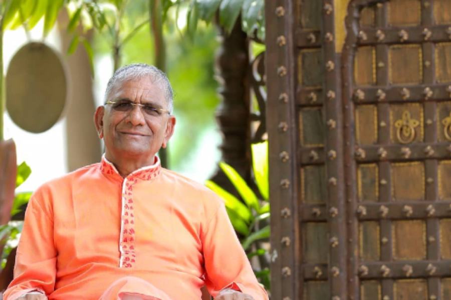 ১১ কোটি টাকা দান করেছেন গুজরাতের হিরে ব্যবসায়ী গোবিন্দভাই ঢোলাকিয়া। আরও বেশ কয়েক জন হিরে ব্যবসায়ী অনুদান দিয়েছেন। তাঁদের মধ্যে অন্যতম মহেশ কবুতরওয়ালা দিয়েছেন ৫ কোটি।