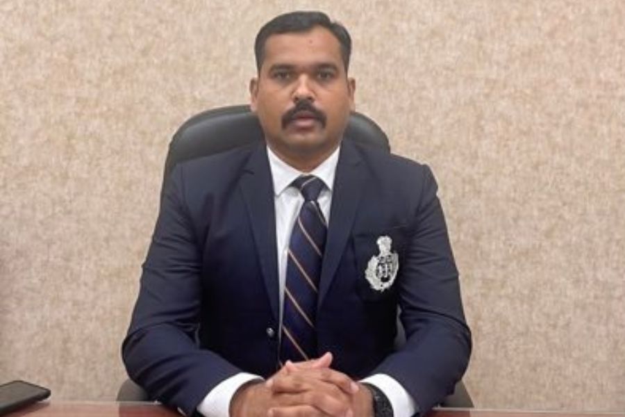 দ্বাদশ শ্রেণিতে ইংরেজিতে ফেল। সেখান থেকে ঘুরে দাঁড়িয়ে জলপাইগুড়ির পুলিশ সুপার। মহারাষ্ট্রের উমেশের গল্প যেন মিলে যায় ‘টুয়েল্‌‌ভথ ফেল’-এর মনোজ কুমার শর্মার সঙ্গে।  