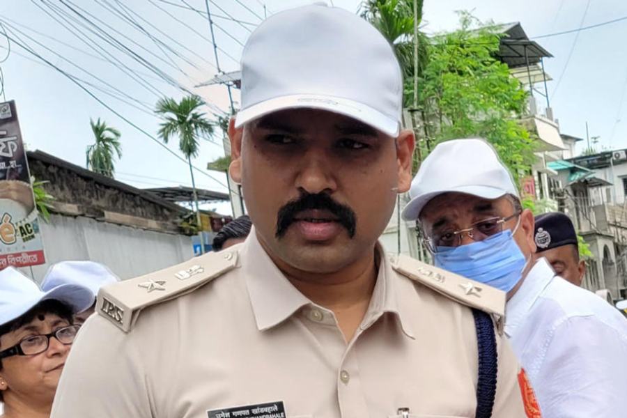 এক জন ডাকাতিয়া চম্বলের গ্রামের ছেলে। টুকতে দেওয়া হয়নি বলে ফেল করেছিলেন দ্বাদশ শ্রেণির পরীক্ষায়। অন্য জন মহারাষ্ট্রের মাহিরাভনি গ্রামে মানুষ। ইংরেজিতে পেয়েছিলেন মাত্র ২১, সেই দ্বাদশেই। অর্থাৎ ‘ফেল’। দু’জনই আজ আইপিএস অফিসার। 