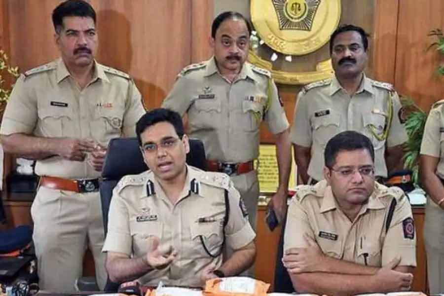 দ্বাদশে ফেল করার পরের বছর ফের পরীক্ষা দেন মনোজ। না টুকেও পাশ করেন। তার পরে ঘটনাক্রম তাঁকে নিয়ে আসে দিল্লিতে। সিনেমা সূত্রে এই কাহিনি অনেকেরই এখন জানা। 