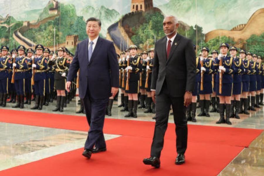 প্রধানমন্ত্রী নরেন্দ্র মোদী সম্পর্কে অবমাননাকর মন্তব্যের জেরে নয়াদিল্লি-মালে টানাপড়েনের আবহে এ বার সক্রিয় বেজিং। চিনা প্রেসিডেন্ট শি জিনপিং সে দেশে সফররত মলদ্বীপের প্রেসিডেন্ট মহম্মদ মুইজ্জুকে আশ্বাস দিয়েছেন, প্রশান্ত মহাসাগরীয় দ্বীপরাষ্ট্রের সার্বভৌমত্ব রক্ষায় সব রকম সহায়তা করা হবে। 