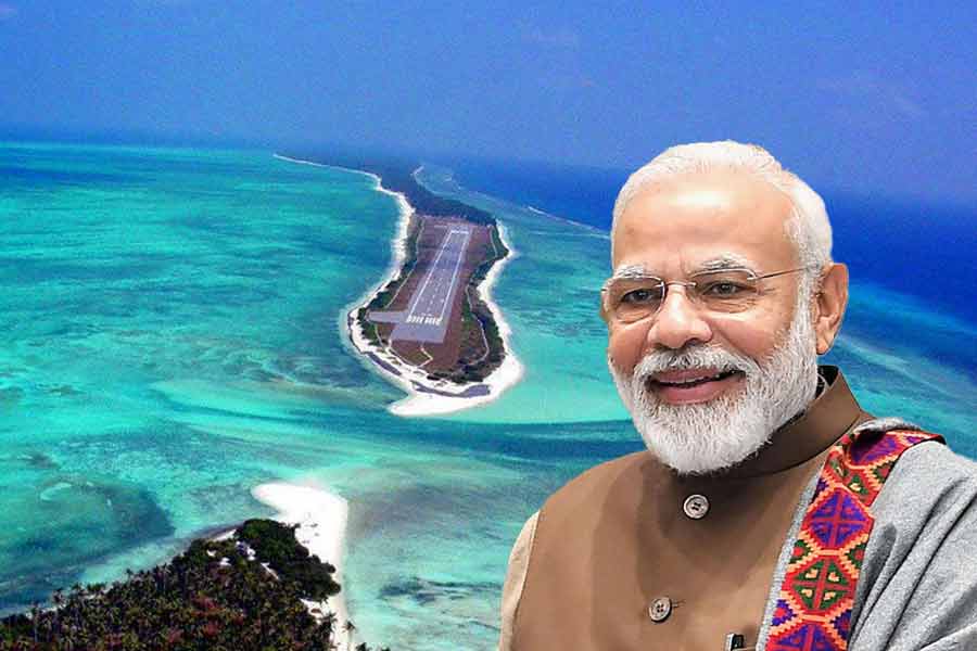 সমাজমাধ্যমে ‘বয়কট মলদ্বীপ’-এর ঠেলা সামলাতে হিমশিম খাচ্ছে ভারতের দক্ষিণ-পশ্চিমে ভারত মহাসাগরের দ্বীপরাষ্ট্র। আগে থেকে মলদ্বীপে ঘুরতে যাওয়ার বিমান-হোটেলে টিকিট বুক করে রাখার পরেও তা বাতিল করে চলেছেন একের পর এক ভারতীয়। ক্রমে সেই সংখ্যা বেড়েই চলেছে। 