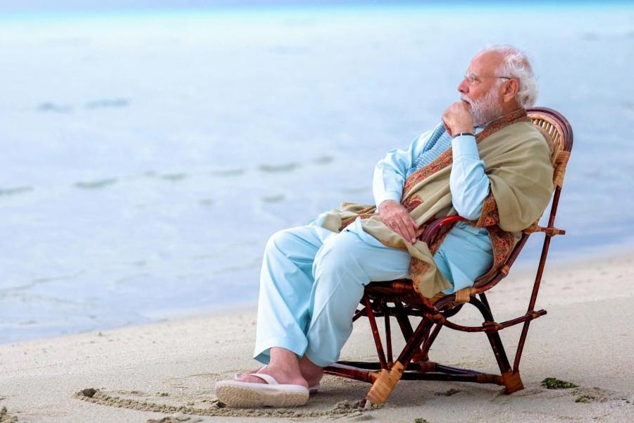 টানাপড়েনের এই আবহে সম্প্রতি ভারতের কেন্দ্রশাসিত অঞ্চল লক্ষদ্বীপে গিয়েছিলেন মোদী। সেই সফরের বেশ কিছু ছবি এবং ভিডিয়ো সমাজমাধ্যমে ভাইরাল হয়। অভিযোগ, মলদ্বীপের তিন মন্ত্রী, মরিয়ম শিউনা, মালশা শরিফ এবং মাহজ়ুম মাজিদ কিছু ছবিতে মোদীকে ‘পুতুল’ এবং ‘জোকার’ বলে মন্তব্য করেন। 