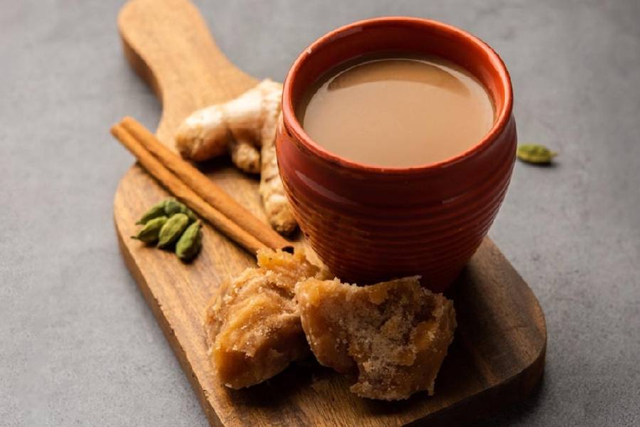 Health Benefits of sipping jaggery tea during winter.